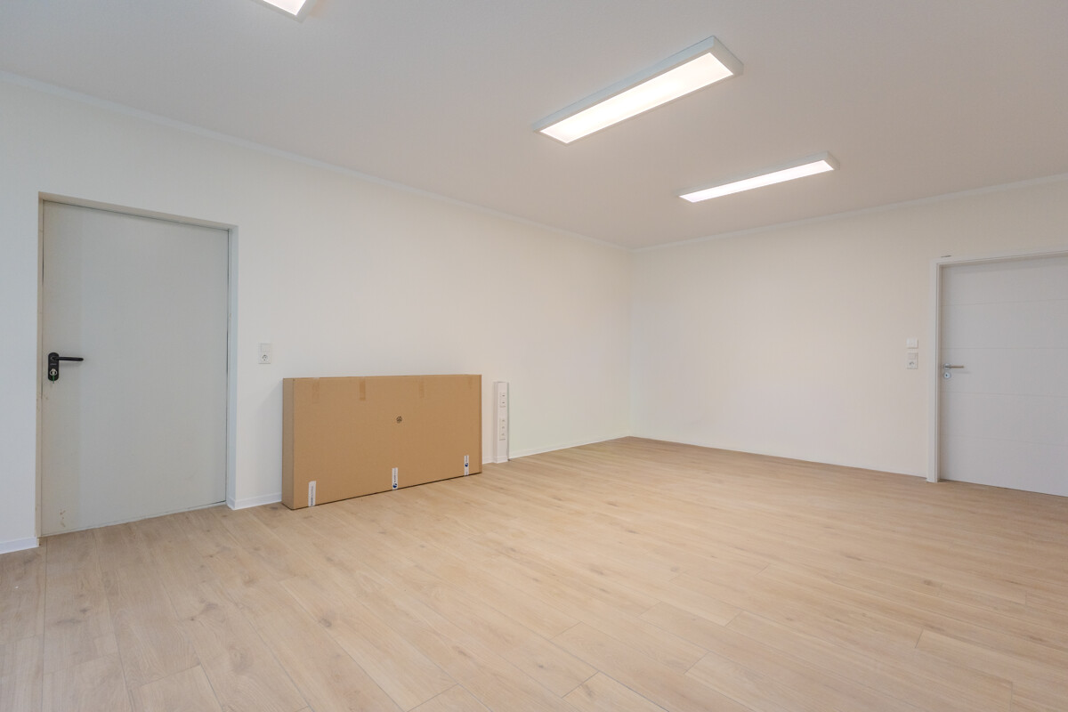 Büro mit Zugang zur Halle