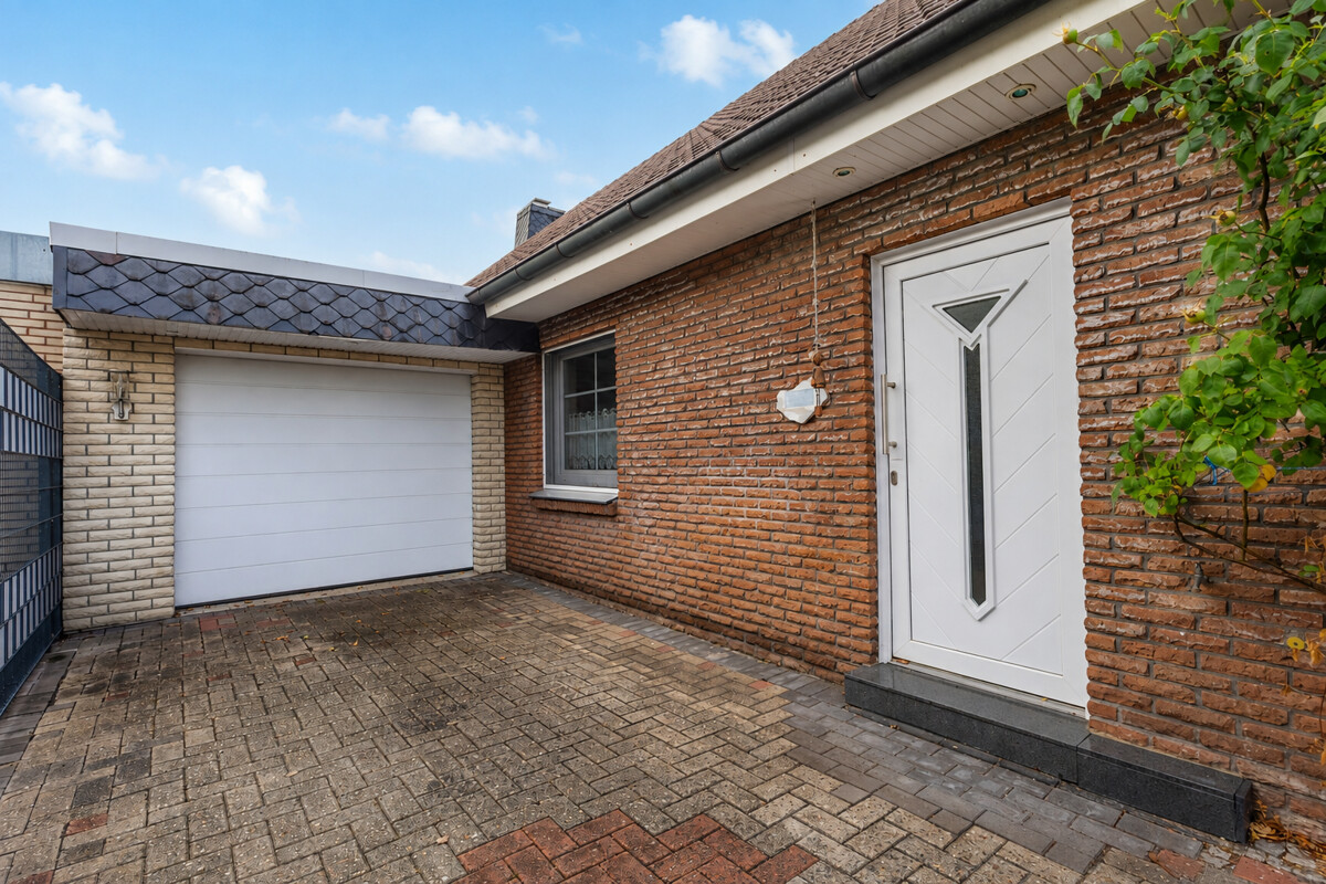 Nebeneingang und Garage